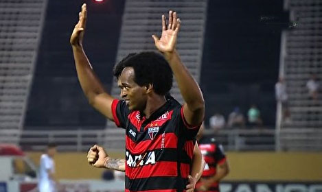 Magno Cruz fez o gol que  garantiu a vitória do Atlético-GO em Bragança Paulista.  