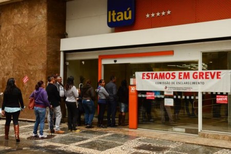 São Paulo - Bancários param e consumidores podem pagar contas pela internet ou caixas eletrônicos Foto: Rovena Rosa/Agência Brasil)
