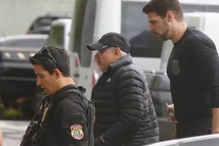 Guido Mantegra (centro) foi preso pela Polícia Federal (Foto: Reprodução/Veja.com)