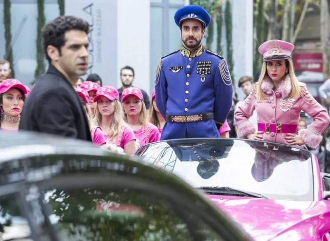 Fedora chega com exército rosa para tentar impedir a inauguração da cantina (Foto: Ellen Soares/TV Globo/Divulgação)