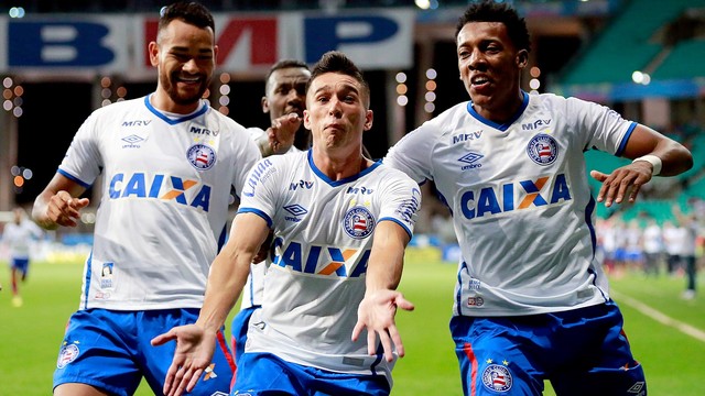 Juninho fez gol olímpico e abriu o placar para o Bahia, que goleou o Goiás por 4 a 1 e entrou no G-4 da Série B. (Foto: Felipe Oliveira/EC Bahia/Divulgação)