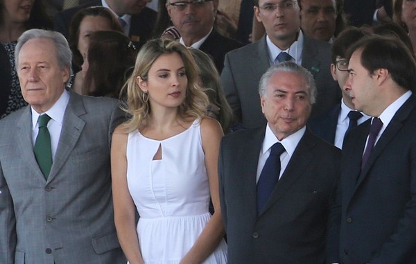 Parte do público do 7 de Setembro gritou para presidente 'Fora, Temer'. Outra parte reagiu, aplaudindo Michel Temer e gritando 'Fora, comunistas'. (Foto: Wilson Dias/Agência Brasil) 