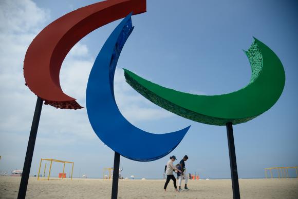 Escultura dos Agitos, símbolo dos Jogos Paralímpicos, na Praia de Copacabana  (Tânia Rêgo/Agência Brasil)