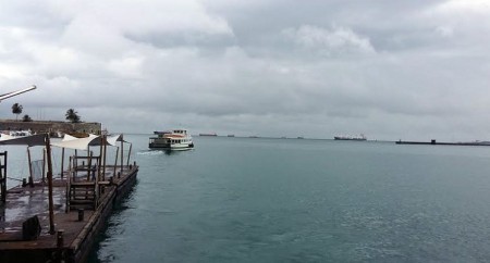 Embarcação de Mar Grande deixando o Terminal Náutico. Chuvas fazem fluxo de usuários diminuir. (Foto: Astramab/Divulgação)