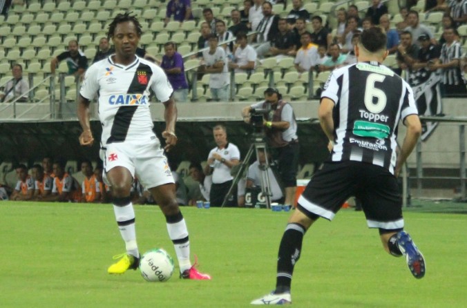 O Vasco de Andrezinho, líder da Série B, joga fora de casa contra o Goiás.