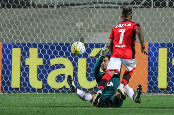 Marinho ficou de cara como goleiro do Atlético-MG e perdeu o gol que colocaria o Vitória à frente no placar. (Foto: Atlético-MG/Divulgação)