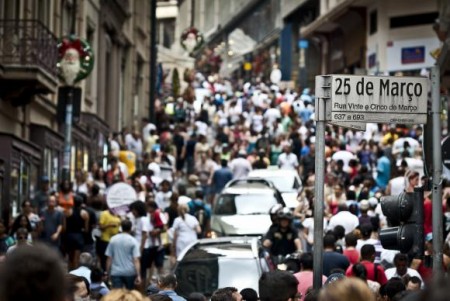 Movimento na Rua 25 de Março, centro de comércio popular de São Paulo, maior cidade da América do Sul (Marcelo Camargo/Agência Brasil)