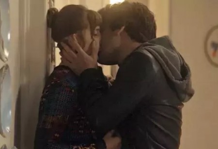Tiago e Isabela se beijam pela primeira vez (Foto: TV Globo/Divulgação)