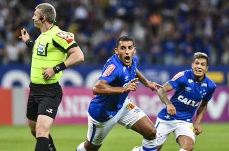 Com o triunfo, o Cruzeiro pegou o elevador e passou da 17ª posição para a 12ª.  (Foto: Yuri Edmundo / Light Press / Cruzeiro/Divulgação)