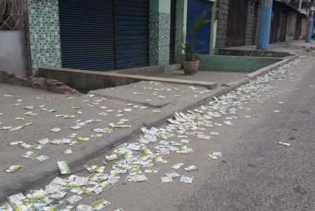 Santinhos são espalhados em São Gonçalo (RS) - Isabela Vieira/Agência Brasil
