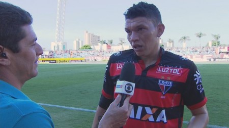 Com  Júnior Viçosa em tarde inspirada, o Atlético-GO não tomou conhecimento do Avaí. (Foto: Imagem/TV/Reprodução)