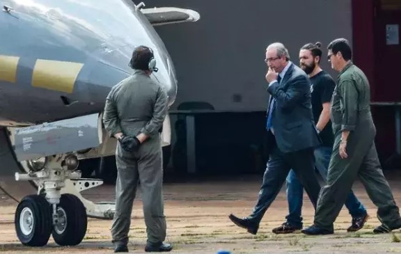 Eduardo Cunha embarca para Curitiba após prisão (Foto: Wilson Dias/Agência Brasil)