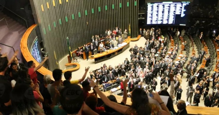 O plenário da Câmara dos Deputados aprovou nesta terça-feira (25), em segundo turno, por 359 votos a 116 (e 2 abstenções), o texto-base da Proposta de Emenda à Constituição (PEC) 241. (Foto: Agência Brasil)