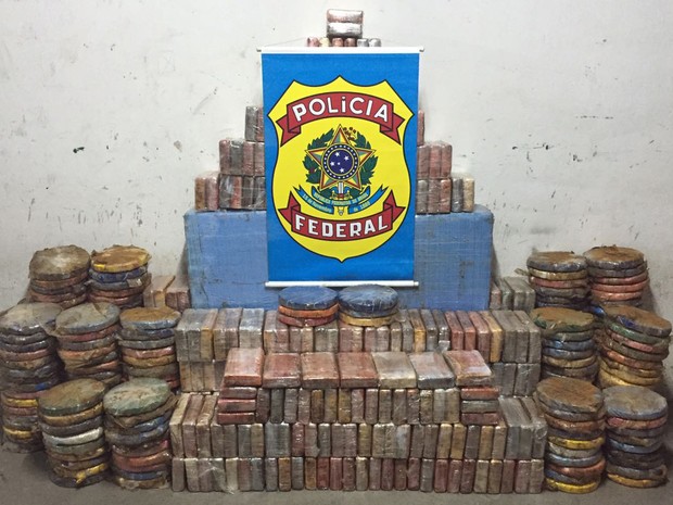 Droga foi achada em caminhão e galpão em Lauro de Freitas (Foto: Divulgação/ Polícia Federal)