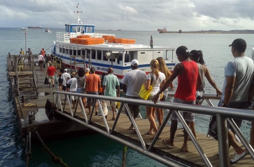 Usuários da travessia Salvador-Mar Grande desembarcam no Terminal Náutico (Foto: Astramab/Divulgação)