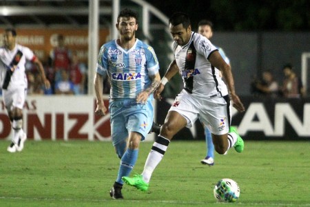 Junior Dutra foi bem marcado durante a partida  (Foto: Paulo Fernandes/Vasco.com.br) 