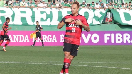 Zé Love marcou dois gols para o Leão na goleada construída no primeiro tempo. (Foto: Reprodução)