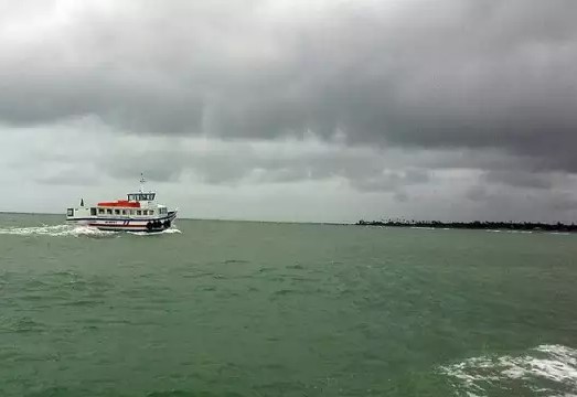 Desde a tarde de ontem que o tempo começou a ficar nublado em Salvador e na Ilha de Itaparica. A travessia de Mar Grande está suspensa hoje. (Foto: Astramab/Divulgação) 