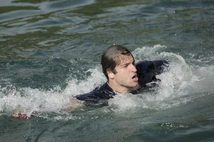 Desesperado, Tiago entra na água na tentativa de encontrar Isabela (Foto: Raphael Dias/TV Globo/Divulgação)