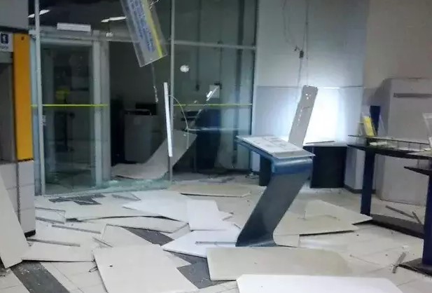 Os bandidos explodiram os caixas eletrônicos e  levaram terror à cidade de Iraquara. (Foto: (Foto: Sad Viana/Reprodução)
