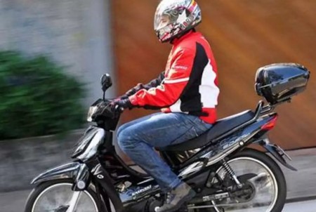 Pela nova regra, o aluno  poderá frequentar as aulas teóricas do curso de habilitação categoria A (motocicletas), até completar as 20 horas exigidas para conduzir ciclomotores.