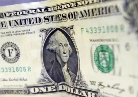 O dólar teve uma leve alta e fechou o dia hoje (9) cotado a R$ 3,2110, com alta de 1,38%. 