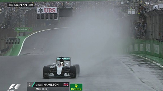 Pole position, Lewis Hamilton não foi ameaçado por Rosberg e disparou na ponta, enquanto Max Verstappen aproveitou para ultrapassar Kimi Raikkonen e assumir o terceiro lugar. (Foto: Imagem TV/Reprodução)