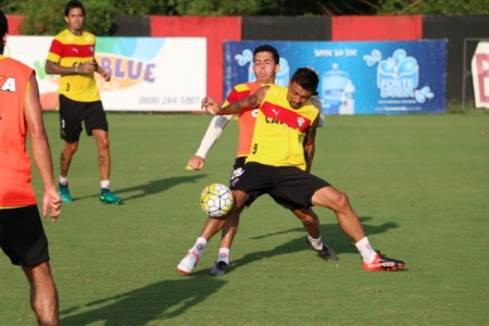 Kieza também treinou forte já visando o jogo contra o Santos (Foto: EC Vitória/Divulgação)