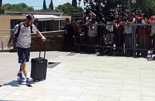 Após voo turbulento com a Argentina, Messi chega em hotel em San Juan (Foto: Reprodução / Twitter)