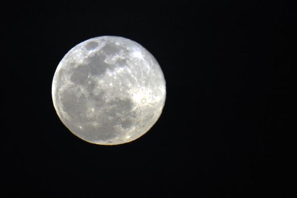 A lua não chegava tão perto assim da Terra desde 1948 e não voltará a fazê-lo até 2034 (Agência Brasil)