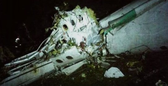 Destroços do avião que conduzia a delegação da Chapecoense, em imagem de TV. Cinco pessoas sobreviveram no acidente (Foto: Reprodução/Trwitter)