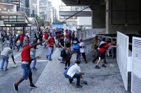 Manifestantes depredam entrada da Fiesp, em São Paulo.