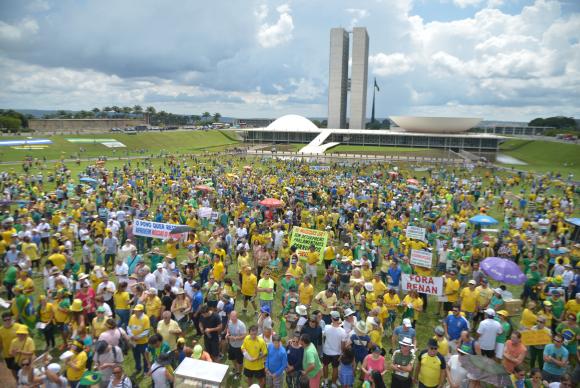 Manifestação em defesa da Lava Jato reúne milhares de pessoas na Esplanada dos Ministérios (Foto: Marcelo Casal/Agência Brasil)