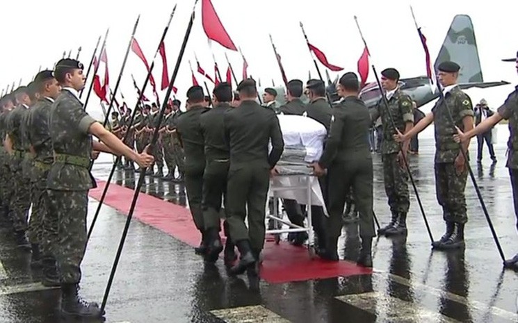 No próprio aeroporto foi realizada uma cerimônia de honras fúnebres em que o presidente Michel Temer