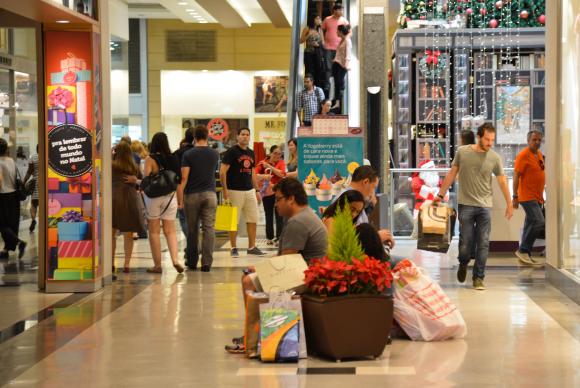 Muitos consumidores deixaram para comprar hoje o presente de Natal (Valter Campanato/Agência Brasil)