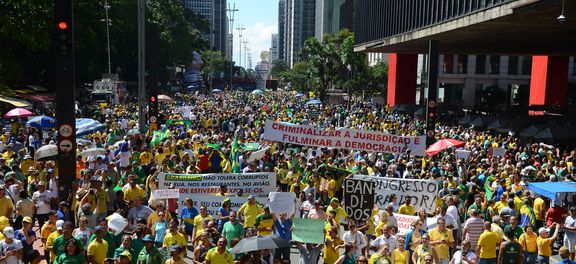  O Movimento Vem Pra Rua realiza manifestações em todo o país. O ato é em apoio à Operação Lava Jato e contra a corrupção e a forma de se fazer política no Brasil (Rovena Rosa/Agência Brasil)