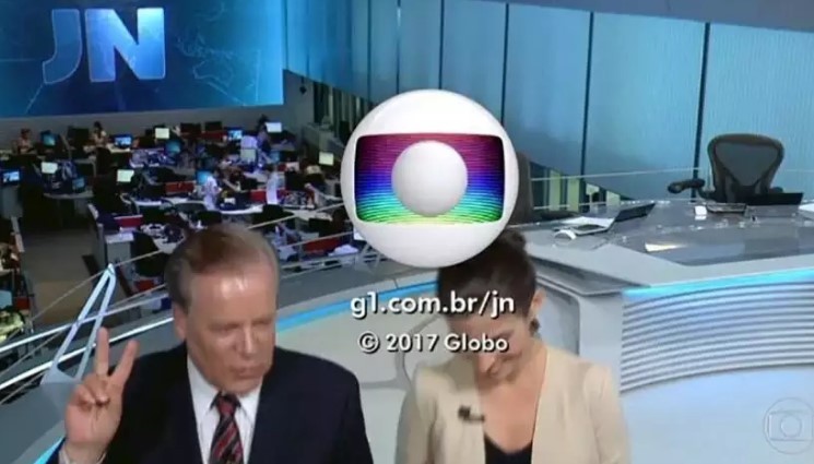 Chico Pinheiro faz o sinal de paz e amor ao encerrar o "Jornal Nacional" (Foto: Reprodução/TVGlobo)