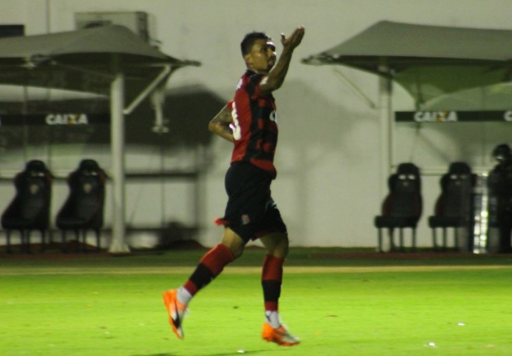 Kieza demostrou que está em plena forma e fez um belgo gol para o Leão. (Foto:  EC Vitória/Divulgação)