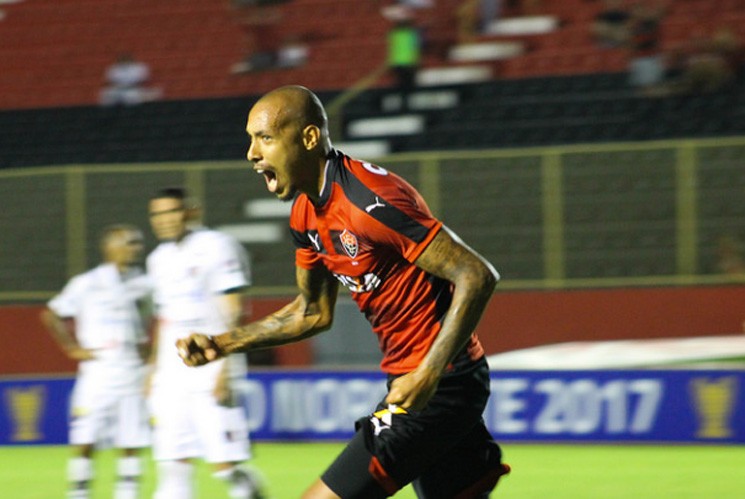 O zagueiro  Alan Costa  marcou o gol do triunfo rubro-negro diante do Boatafogo-PB (Foto: EC Vitória/Divulgação)