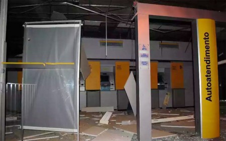 Ataque à agência do Banco do Brasil em Mairi ocorreu na madrugada de segunda-feira . (Foto:  Blog Agmar Rios/Reprodução)