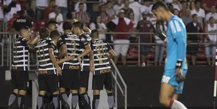 Jogadores comemoram com Jô o gol do Corinthians. O Alvinegro entrará em campo na Arena Corinthians, no próximo domingo (23), às 16h, podendo perder até por 1 a 0 para garantir a classificação para a grande decisão