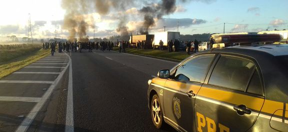 Manifestantes bloqueiam a BR-277, na altura do quilômetro 69, em São José dos Pinhais, no Paraná (Foto: Eric Zardo/Divulgação PRF)