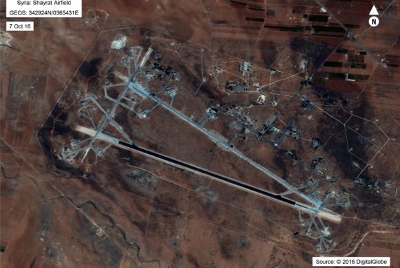 Foto divulgada pelo Departamento de Defesa dos Estados Unidos mostra base aérea de al-Shayrat, próximo a Homs, na Síria, que foi alvo de mísseis norte-americanos (Imagem de Divulgação/Dpt° de Defesa dos EUA)