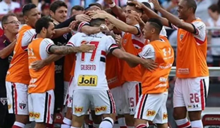 Thiago Mendes (2), Gilberto (2) e Thomaz marcaram. São Paulo despacha equipe do interior e aguarda definição do adversário no próximo mata-mata.