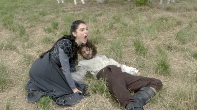 Anna grita por socorro, enquanto seu amor cai alvejado no chão (Foto: TV Globo)