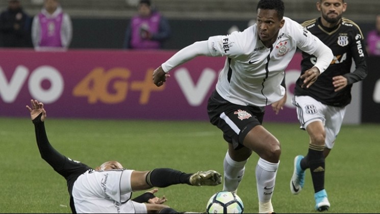 Jô  segue implacáv el e fez o segundo gol do triunfo do Corinthians. (Foto: Agência Corinthians/Divulgação)