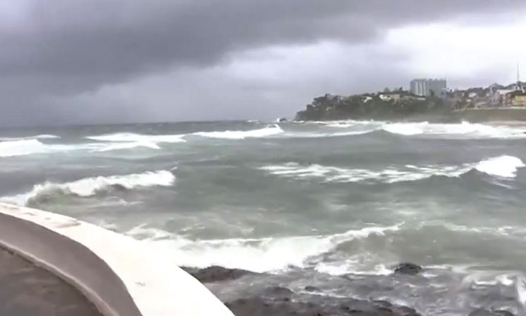 Ventos de 30 Km/hora deixam mar grosso, agitado e com ondas de 3 metros, inviabilizando as operações da travessia Salvador-Mar Grande (Foto: Imagem/TV)