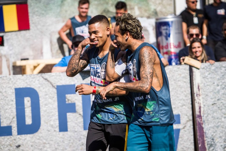 Neymar e Gabriel estiveram  na sede do Instituto Neymar  neste sábado (8) para acompanhar a final mundial do Neymar Jr's Five. (Foto: Divulgação)