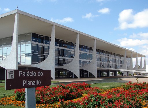 No Brasil, o governo tem dois palácios, Planalto e Alvorada, além da espaçosa Granja do Torto.