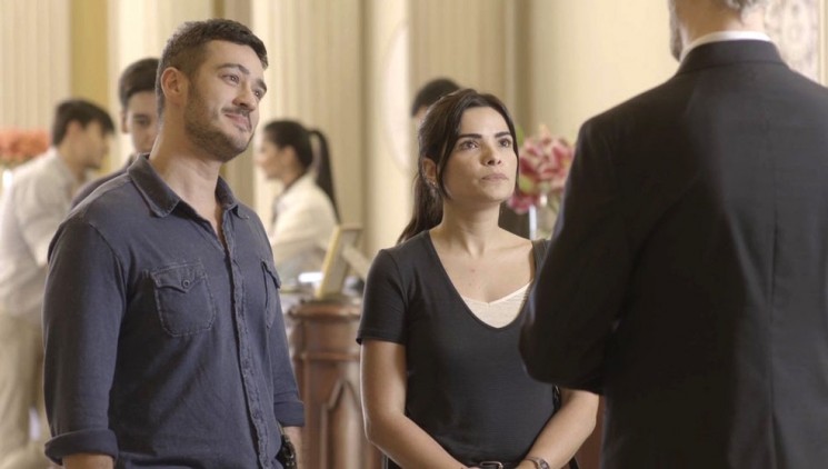 Domênico e Antônia conversam com os funcionários do hotel atrás de novas pistas sobre o roubo (Foto: TV Globo/Divulgação)